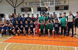 Eski Adalet Bakanı Gül gençlere taş çıkarttı