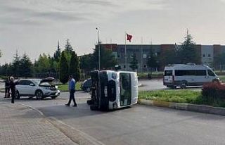 Eskişehir’de işçileri taşıyan minibüs devrildi:...