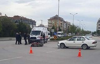 Eskişehir’de motosikletli kurye ile otomobil çarpıştı,...