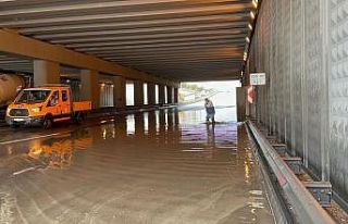 Eskişehir’de sağanakla birlikte su basan alt geçit...