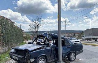 Eskişehir’de virajı alamayan otomobil ağaca ve...