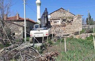 Eşme’de tehlike arz eden metruk binalar yıkıldı