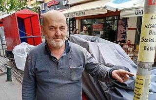 Etrafa bilinçsizce motosiklet ve scooter bağlayan...