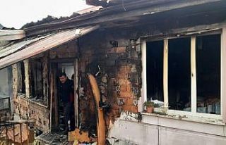 Evde başlayan yangın kapıdaki aracı eritti