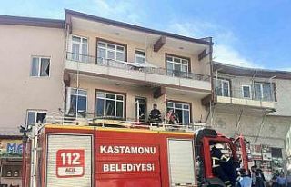 Evde çıkan yangında hastanelik oldu