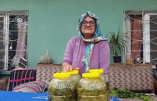 Evlerde kışlık salamura yaprak hazırlığı başladı