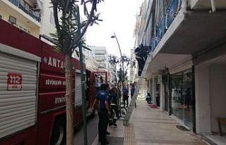 Evlerden atılan çöp ve izmaritler yangın çıkarıyordu