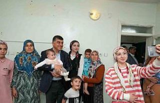 Fadıloğlu, çocuklar ve yaşlılarla ilgilendi.