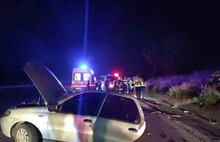 Feci kazada otomobil ikiye bölündü: Nişanlı çift,...