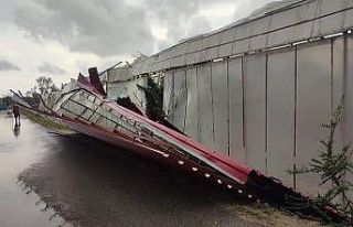 Fırtına ve hortumda panik anları kamerada