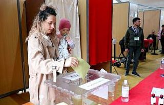 Fransa’daki Türk seçmenlerin oy verme işlemi...