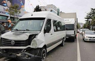 Freni boşalan kamyon ışıkta bekleyen 5 araca çarptı:...