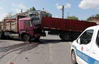 Freni patlayan kamyonet 3 aracı biçti, dorseyi kanala...