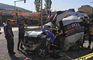 Freni patlayan tır kırmızı ışıkta bekleyen...