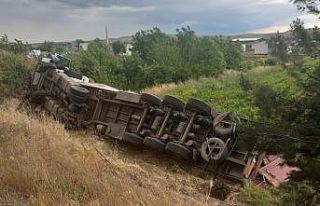 Freni patlayan tır şarampole devrildi