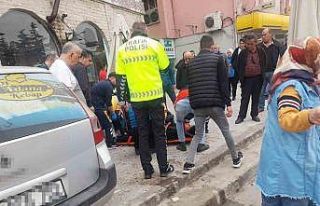 Gaz ve freni karıştıran sürücü iş yerine daldı:...