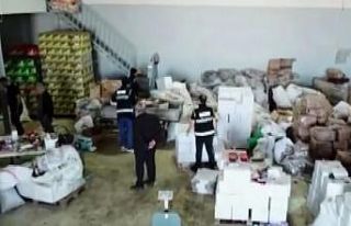 Gaziantep’te 74 ton bozulmuş kaçak gıda ele geçirildi