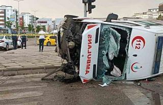Gaziantep’te ambulans devrildi: 4 yaralı