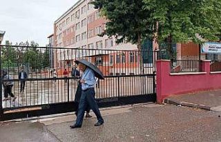 Gaziantep’te oy verme işlemi yoğun yağmur altında...