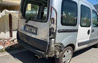 Gazipaşa’da hafif ticari araçla motosiklet çarpıştı:...