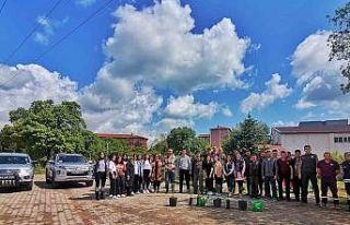 Gediz’de gençler 320 fidanı toprakla buluşturdu