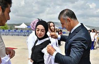 Geleceğin hemşireleri önlüklerini giydi, mesleğe...