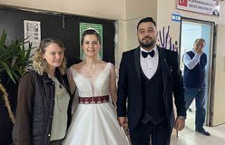 Gelin ve damat düğünden önce oy kullanmak için...