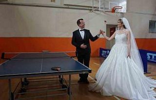 Gelinlik ve damatlıklarıyla düğün öncesi masa...