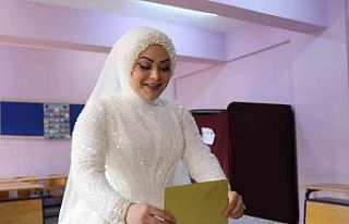 Gelinlikle oy kullandılar