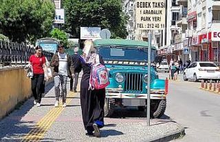 Gelişigüzel araç parkları, yayaları zor duruma...