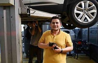 Genç öğretmen otomobiline sıkışan yavru kediyi...