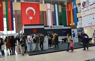 Gençler fuarda kamu ve özel sektör işverenlerle...