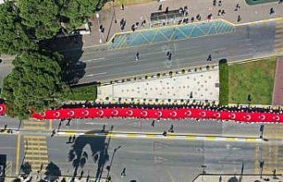 Gençlerden 100 metrelik dev Türk Bayrağı