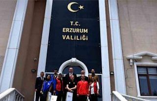 Gençlerden Vali Memiş’e çiçek