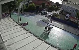 Gençlerin sokak ortasında kavgası kamerada: 2 kişi...