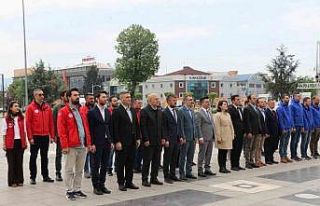 Gençlik Haftası çelenk sunumu ile başladı