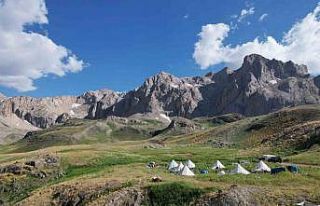 Göçerler 2 bin 800 rakımlı yaylalarda zorlu hayvancılık...