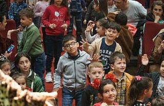 Gölcüklüler tiyatro oyunları ile eğlendi