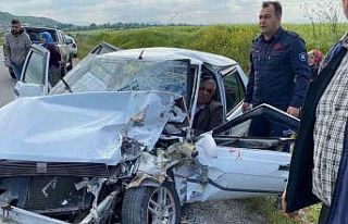 Gönen’de otomobil ile kamyon kafa kafaya çarpıştı:...