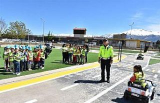 Gözleriniz yolda, gönlünüz darda kalmasın