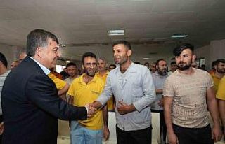 Gül ile Fadıloğlu, işçileri ve esnafla bir araya...