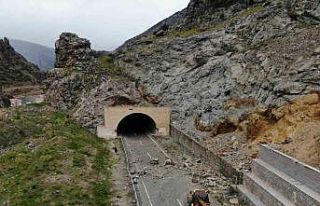 Gümüşhane’de meydana gelen heyelanda dev kayalar...