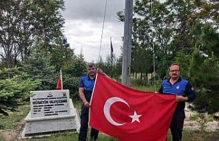 Günyüzü’nde şehit mezarlarının Türk bayrakları...