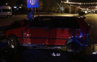 Hafif ticari araç ile otomobil çarpıştı: 2’si...