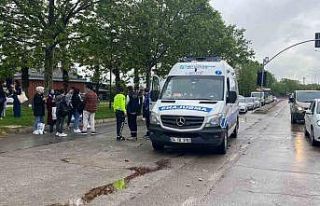 Hafif ticari araç ile yolcu otobüsü çarpıştı:...