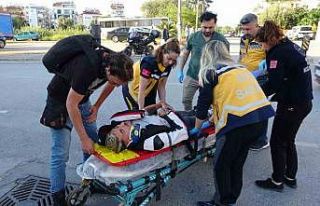 Hafif ticari araç motosikletle çarpıştı: 2 yaralı