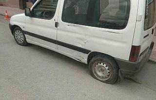 Hafif ticari araç ve motosiklet çarpıştı: 1 yaralı