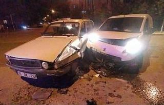 Hafif ticari araç ve otomobil çarpıştı: 1 yaralı