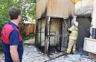 Hasarlı binadan asansörü sökerken yangın çıktı