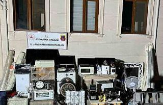 Hasarlı binalardan hırsızlık yapan şahıslar...